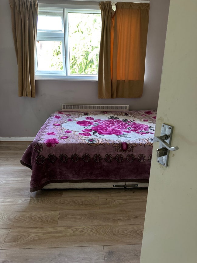 Double bedroom available in a 2-Bedroom flat  Main Photo