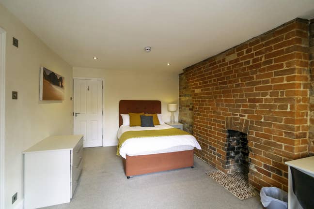 Beautifully Renovated for Professionals  Main Photo