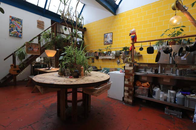 Room in creative warehouse Main Photo