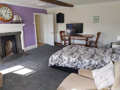 For rent - large double bedroom with living area i Main Photo