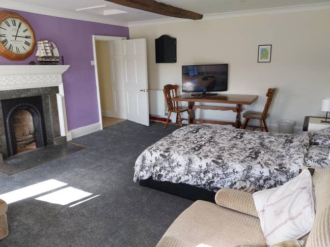 For rent - large double bedroom with living area i Main Photo