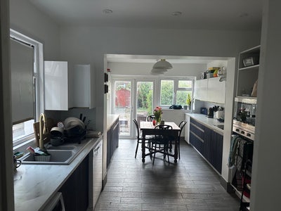 2 double rooms in large 3 story house Main Photo