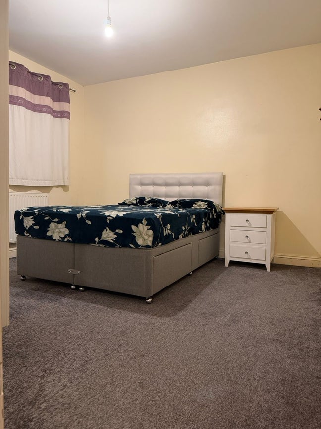 Double bedroom in sharing house  Main Photo