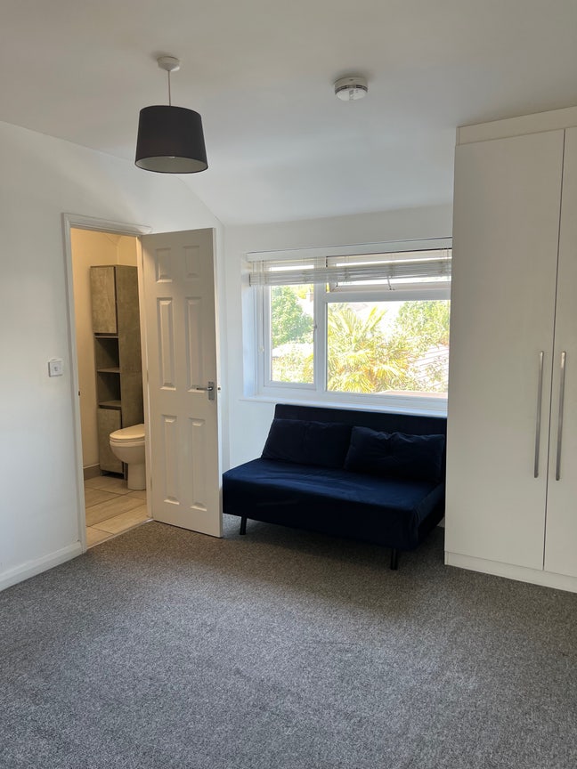Furnished En-Suite Room Professional House Share Main Photo
