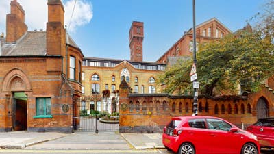 Stunning one bedroom flat , gym swimmimg pool      Main Photo
