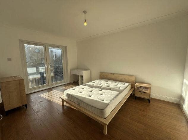 🚇 Double Room + Private Balcony | 2 mins to DLR Main Photo