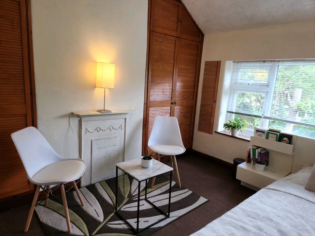 A spacious bright double room  Main Photo