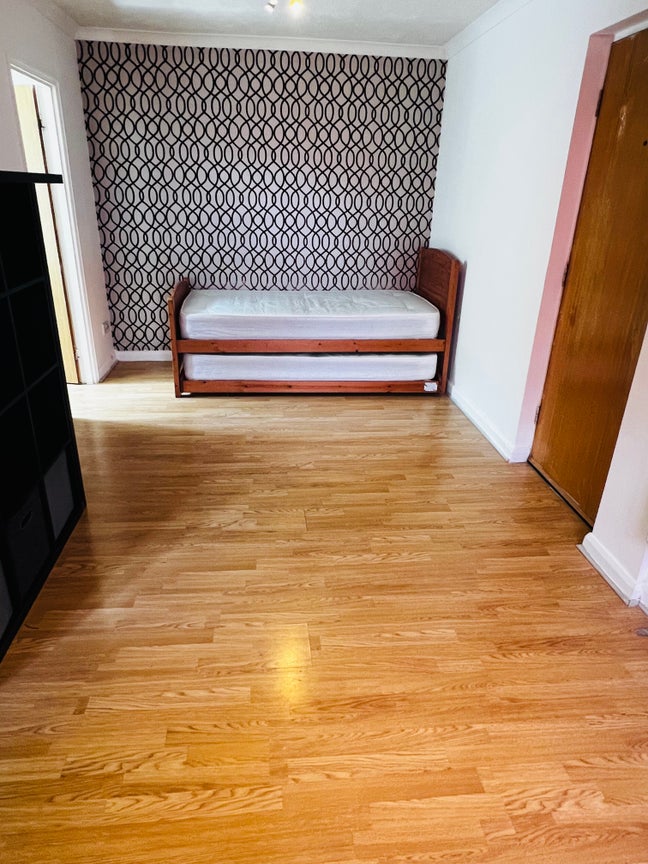 Lovely Studio To Rent In A Prime Location Main Photo