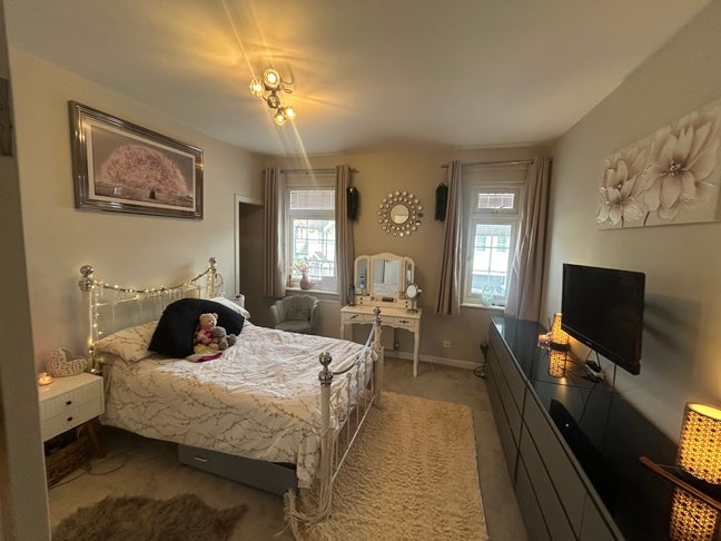 Large Double Room with en-suite in Camberley Main Photo