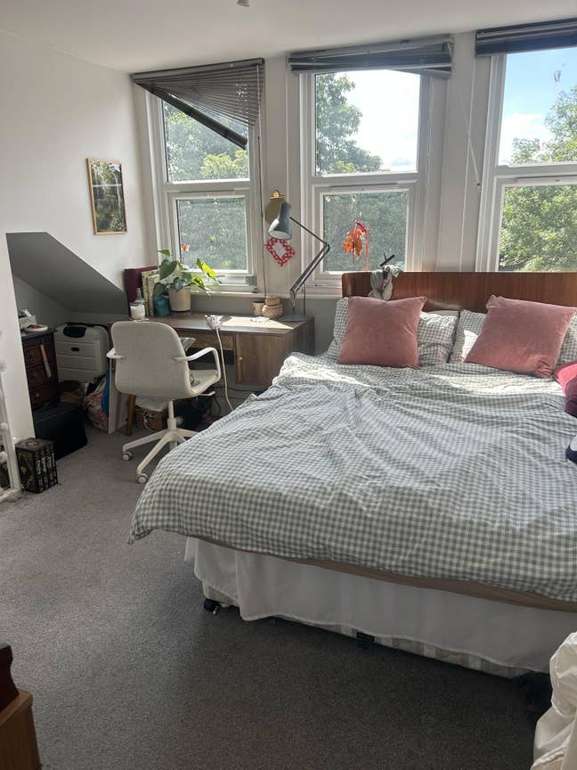 Bright and spacious double room for rent  Main Photo