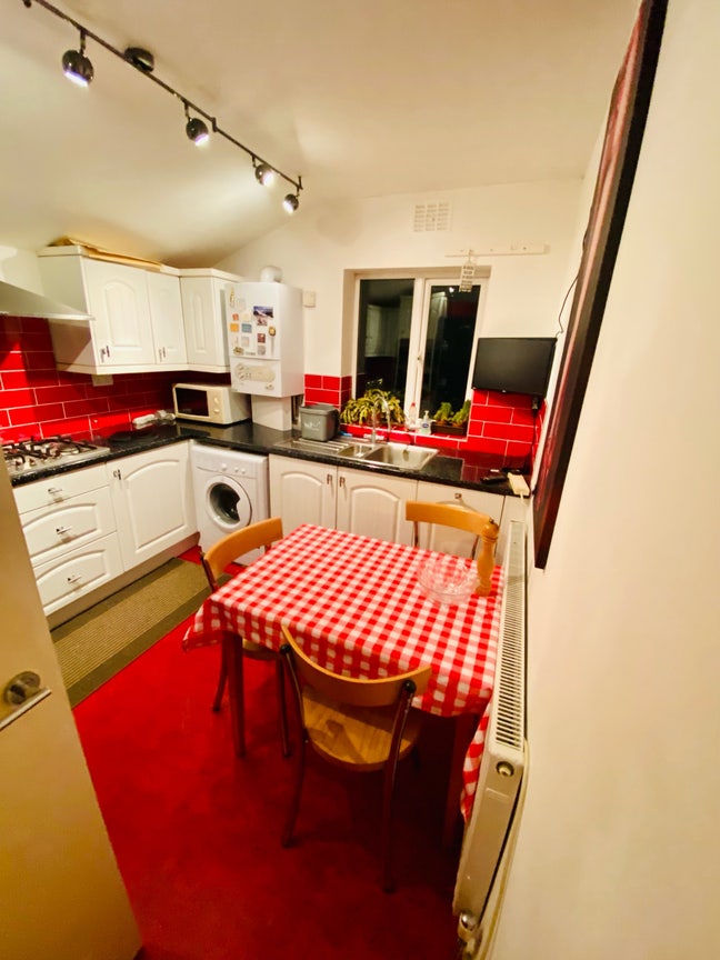 ASAP Double room near Barons Court Station  Main Photo