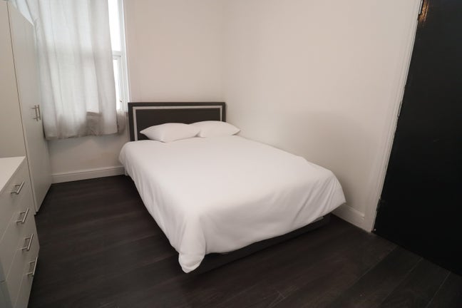 Very Modern Double Bedroom Available Now Main Photo