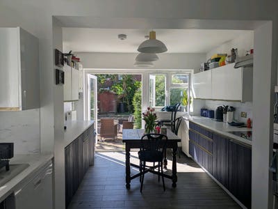 2 double rooms in large 3 story house Main Photo
