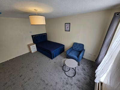 Free DSS -3 Beds 2 Bathrooms spacious house Main Photo