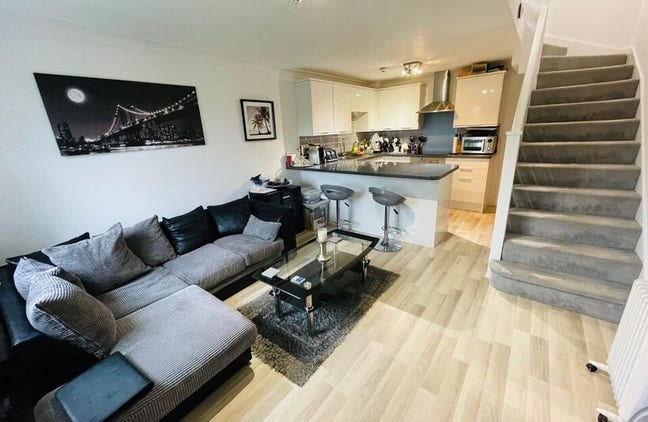 1 bed House to rent - Staines - &pound;1,250pm excl bill Main Photo