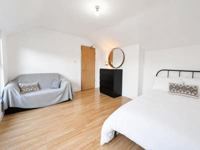 ⭐Big Rooms 3 min to Elizabeth Line /Central London Main Photo