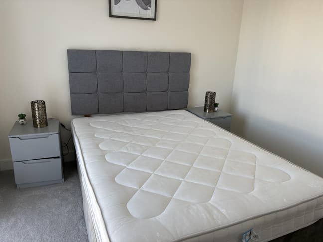 Small Double Room to Rent  (Bills Included) Main Photo