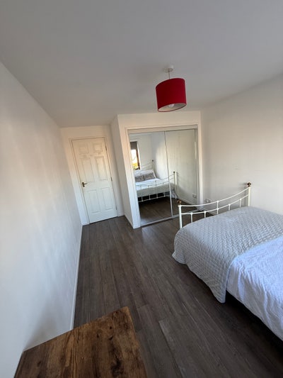 Double bedroom Available in a 3-bedroom Flat Main Photo