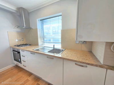 Sutton, Bight one bedroom.with balcony clos to sta Main Photo