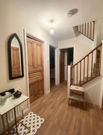 Large room and own living room in converted church Main Photo