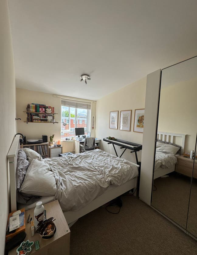 Double room going in Battersea flatshare! Main Photo
