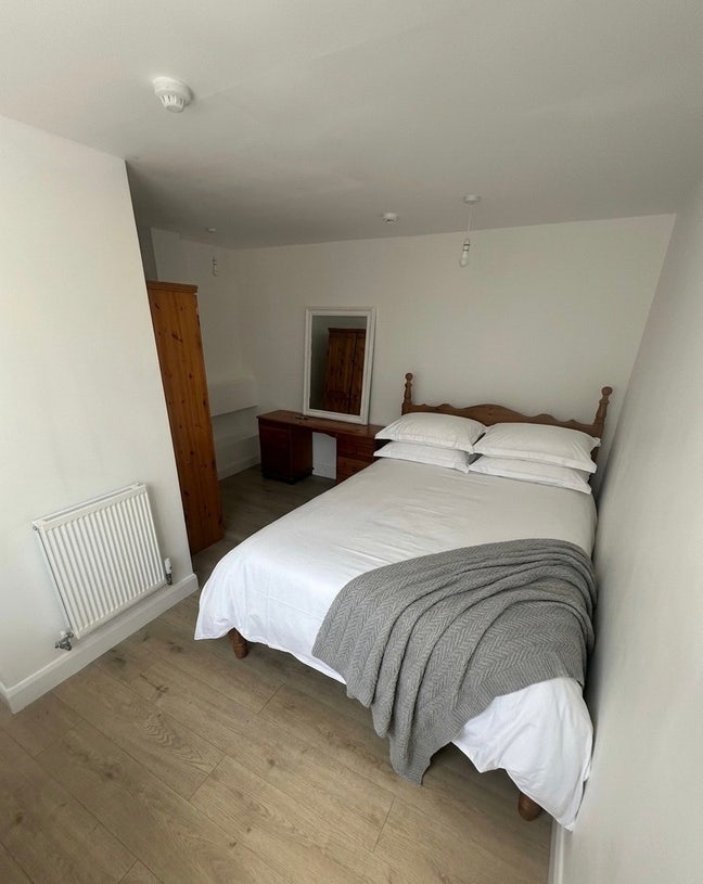 Large double room with modern, near-private toilet Main Photo