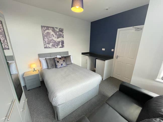Modern Room with Kitchenette in Great Location Main Photo