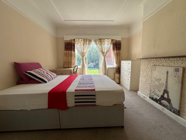 Bright large Double room free WiFi etc Main Photo