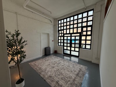 Bright & Airy Room in a Clean Loft-Style Warehouse Main Photo