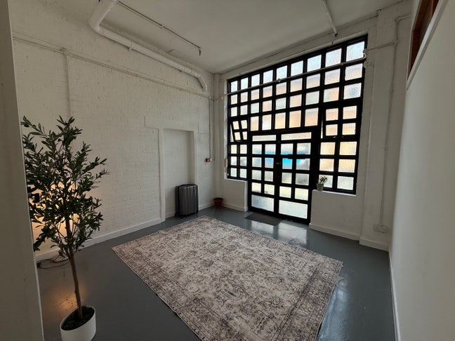 Bright & Airy Room in a Clean Loft-Style Warehouse Main Photo