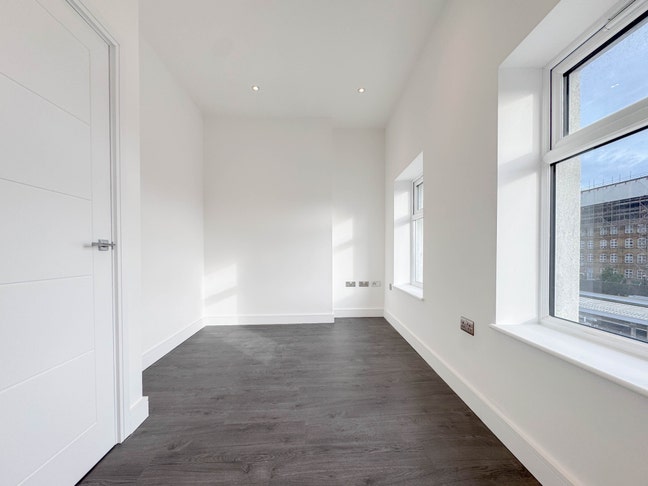 An amazing 2 bedroom flat near Maryland Station, E Main Photo