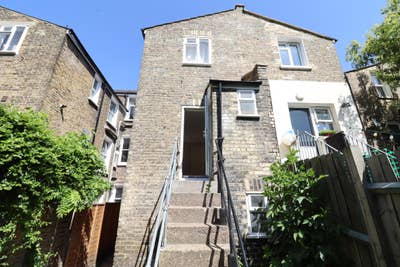 Hackney with luxury kitchen! what else? Main Photo