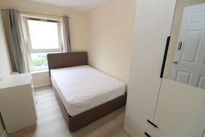 Stunning Newly Refurbished Rooms~Canary Wharf 3BHK Main Photo