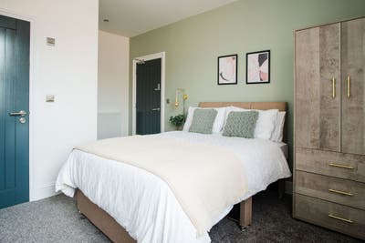 Students Only! Gorgeous Double En-Suite Bedroom! Main Photo