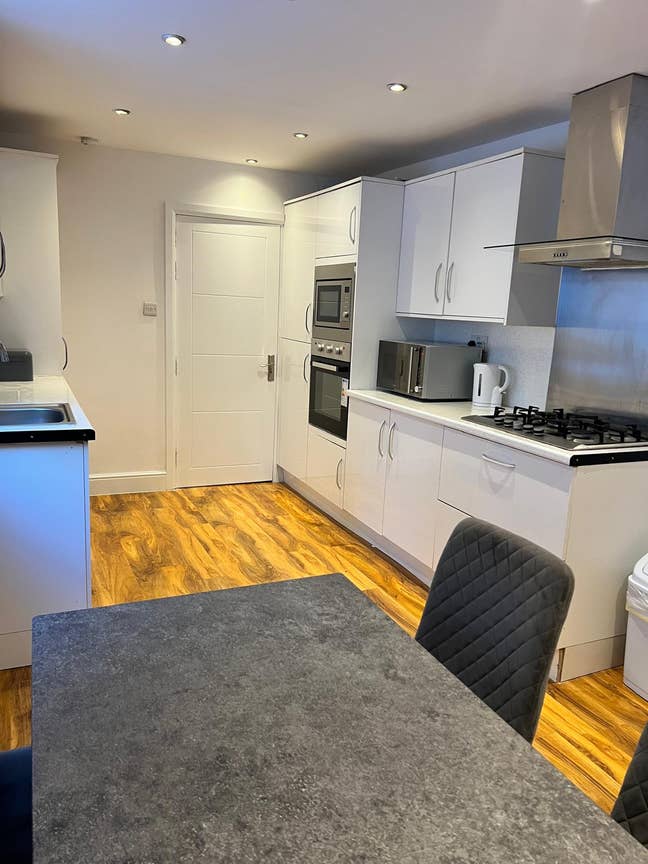 Amazing EN-SUITE Room available  Main Photo