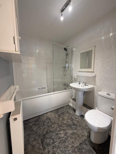 One bed flat near M5/GCHQ Main Photo