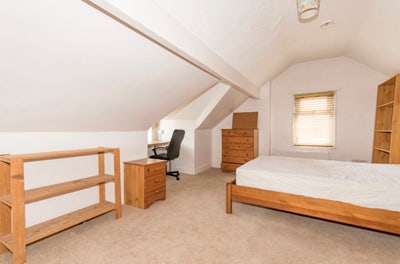 Bills Inc Student house - 3 spaces Main Photo