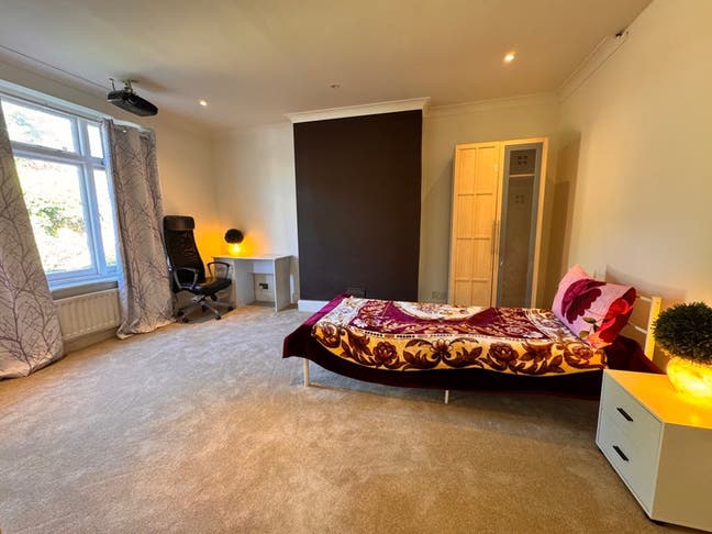 Sharing KingSize Bedroom with En-Suite WC/Shower Main Photo
