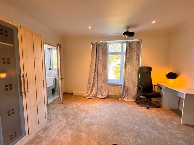 KingSize Bedroom with En-Suite WC/Shower Main Photo