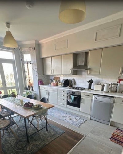 Lovely bedroom all-female creative house north Ldn Main Photo