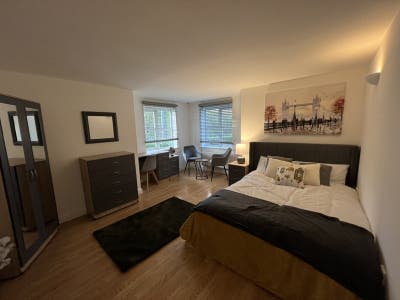 Stylish Double Room in Professional Flat Share Main Photo