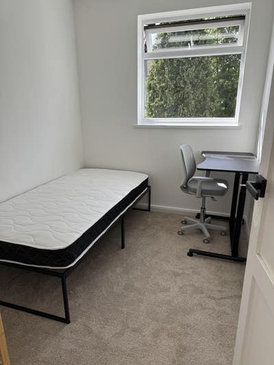 Single bedroom available in a 3-bedroom house Main Photo