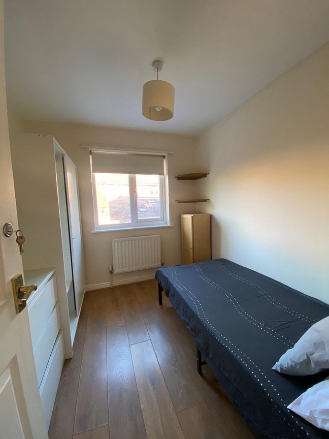 Beautiful Single Room in a Warm, Family Home Main Photo