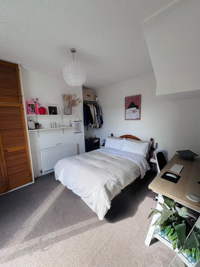 Room Available in Lovely De Beauvoir Home Main Photo