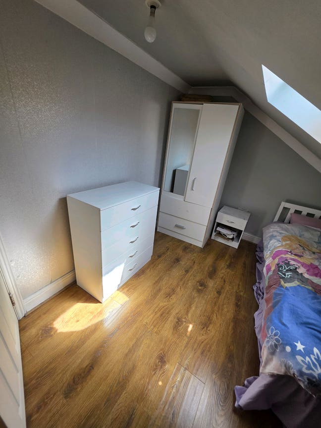 Room for rent in E7 Main Photo