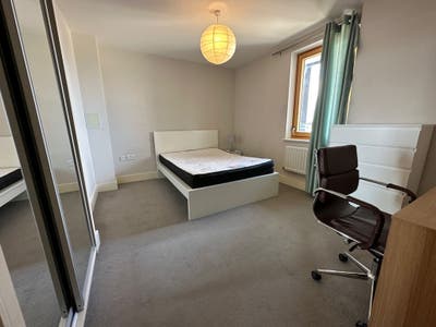 Double Room | Canary Wharf | &pound;1200 | Ensuite Main Photo