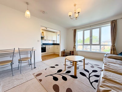 1 Bedroom Flat W/Parking 10 Mins to Slough Station Main Photo
