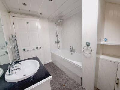 Extra large ensuited bedroom in wallsend Main Photo