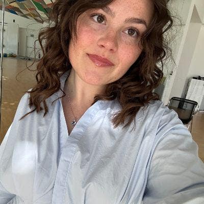 Professional Female seeks a single or double room Main Photo