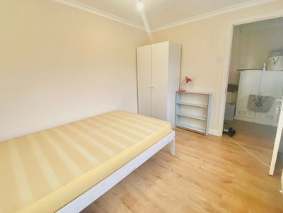 Spacious 4BR house wt garden in Deptford Main Photo